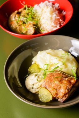 Baharatlı tavuk, masada patates püresiyle servis edilir. Akşam yemeği fikri.