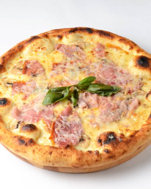 Pizza beyazda izole edilmiş, üst manzara. İtalyan mutfağı kavramı, jambonlu ve peynirli pizza, beyaz arka plan..