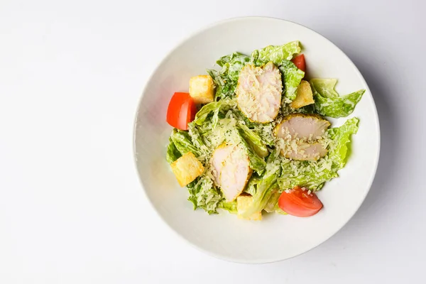 Caesar Salad Servido Uma Tigela Branca Emfundo Branco Isolado Branco — Fotografia de Stock