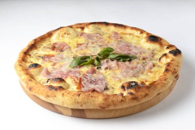Pizza beyazda izole edilmiş, üst manzara. İtalyan mutfağı kavramı, jambonlu ve peynirli pizza, beyaz arka plan..