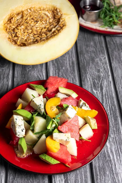 Salada Com Melancia Rúcula Queijo Feta Abacate Servida Uma Placa — Fotografia de Stock