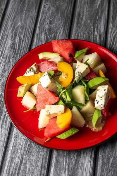 Salade Avec Melon Eau Roquette Fromage Feta Avocat Servi Sur — Photo