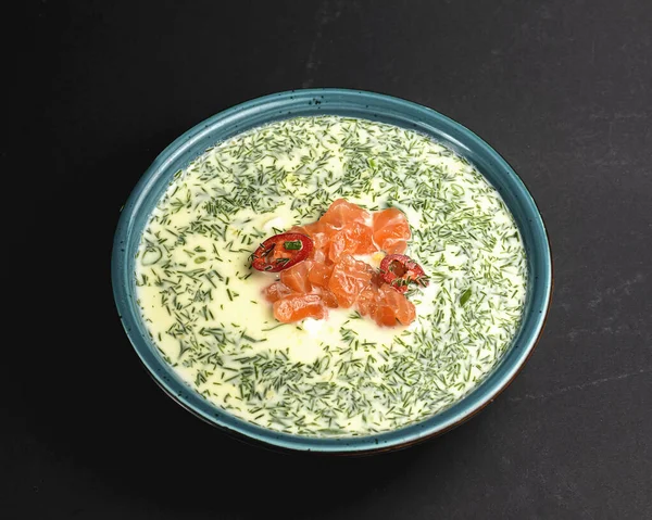 Sommerkalte Joghurtsuppe Okroshka Mit Lachs Serviert Einer Blauen Schüssel Vor lizenzfreie Stockfotos