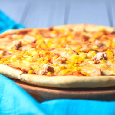 Füme tavuk fileto ile nefis taze pizza, hafif ahşap arka planda tatlı mısır. Geleneksel pizza tarifi, yakın çekim..