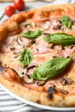 Mantarlı pizza ve taze fesleğen. İtalyan mutfağı kavramı, taze pişmiş pizza..