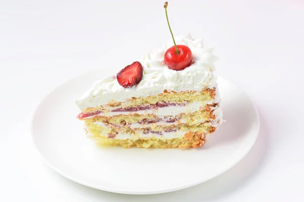 Ein Stück Vanillekirschkuchen Auf Einem Weißen Teller Vor Weißem Hintergrund — Stockfoto