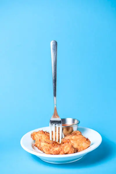 Χρυσές Κοτομπουκιές Λευκό Πιάτο Σάλτσα Σερβίρεται Πάνω Από Γαλάζιο Φόντο — Φωτογραφία Αρχείου
