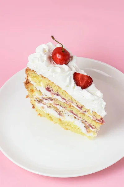 Pezzo Torta Ciliegie Alla Vaniglia Piatto Bianco Sfondo Rosa Pastello — Foto Stock