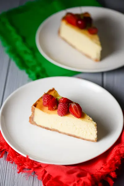 Piece Tasty New York Style Vanilla Cheesecake Berries Top Served — Stock Photo, Image