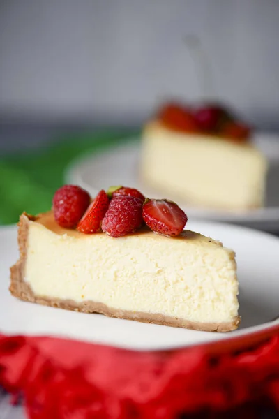 Piece Tasty New York Style Vanilla Cheesecake Berries Top Served — Stock Photo, Image