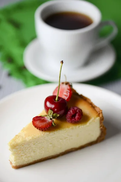 Piece Tasty New York Style Vanilla Cheesecake Berries Top Served — Stock Photo, Image