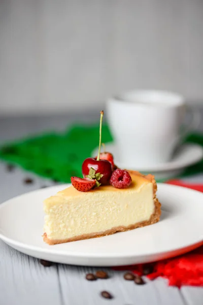 Stück Leckerer New Yorker Vanille Käsekuchen Mit Beeren Obendrauf Serviert — Stockfoto