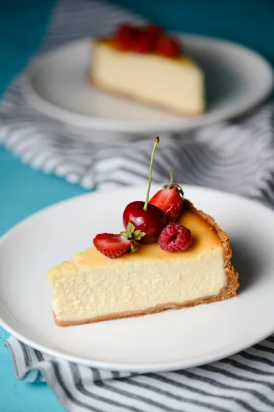 Stück Leckerer New Yorker Vanille Käsekuchen Mit Beeren Obendrauf Serviert — Stockfoto