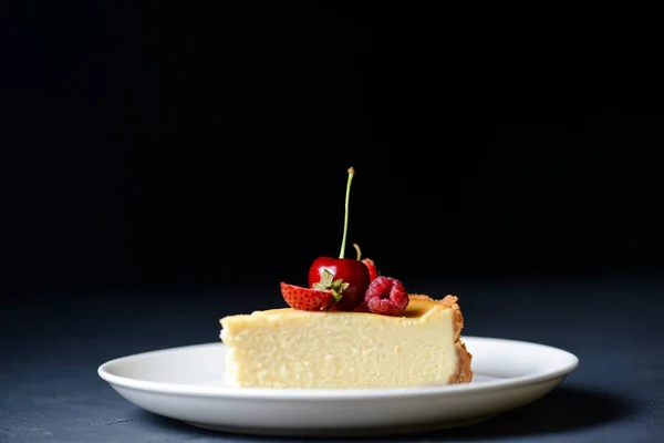 Stück Leckerer New Yorker Vanille Käsekuchen Mit Beeren Obendrauf Serviert — Stockfoto