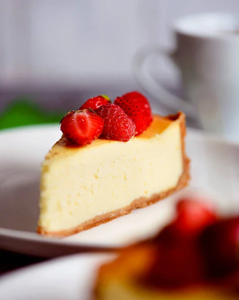 Stück Leckerer New Yorker Vanille Käsekuchen Mit Beeren Obendrauf Serviert Stockbild