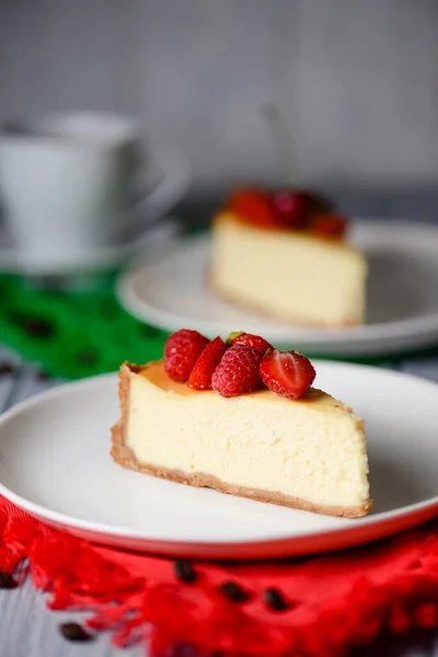 Stück Leckerer New Yorker Vanille Käsekuchen Mit Beeren Obendrauf Serviert — Stockfoto