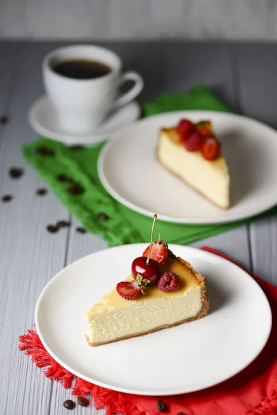 Piece Tasty New York Style Vanilla Cheesecake Berries Top Served — Stock Photo, Image