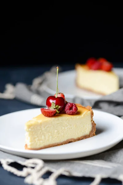 Piece Tasty New York Style Vanilla Cheesecake Berries Top Served — Stock Photo, Image