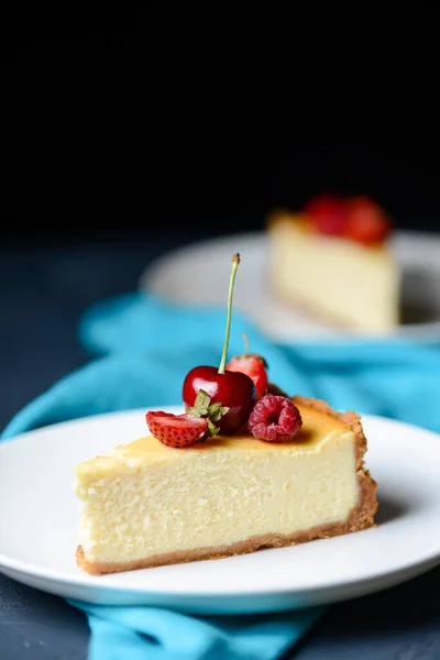 Piece Tasty New York Style Vanilla Cheesecake Berries Top Served — Stock Photo, Image