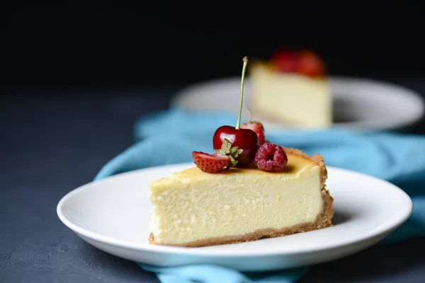 Piece Tasty New York Style Vanilla Cheesecake Berries Top Served — Stock Photo, Image