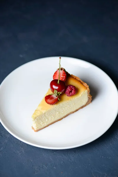 Piece Tasty New York Style Vanilla Cheesecake Berries Top Served — Stock Photo, Image