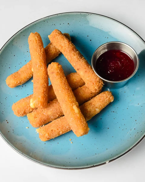 Palos Mozzarella Fritos Con Salsa Marinara Servidos Plato Azul Claro — Foto de Stock