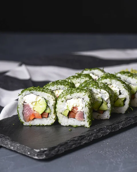 Πράσινο Maki Sushi Ρολό Από Καπνιστό Σολομό Τυρί Κρέμα Και — Φωτογραφία Αρχείου
