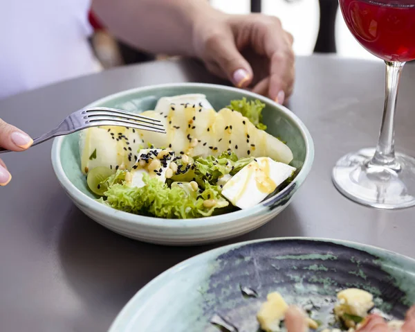 Salada Melão Restaurante Jovem Mulher Comendo Salada Italiana Fora Conceito — Fotografia de Stock