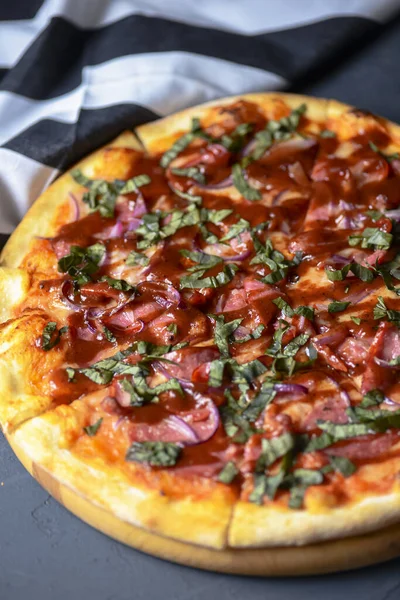 Włoska Pizza Pomidorem Zwieńczona Szynką Ziołami Bazylią Serwowana Okrągłej Drewnianej — Zdjęcie stockowe
