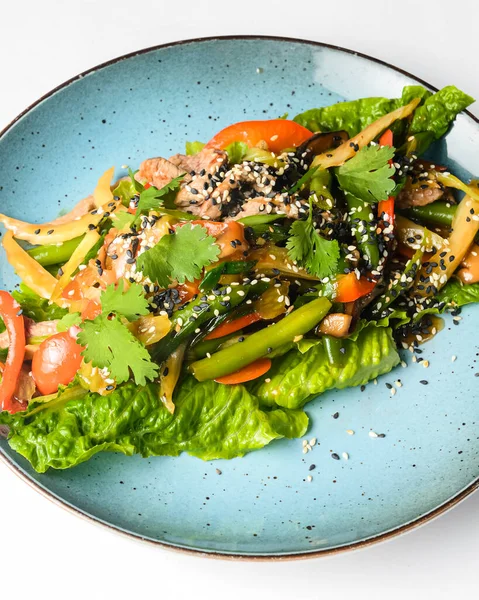 Salatmischung Mit Frischem Gemüse Spargel Und Sesam Auf Einem Blauen Stockfoto