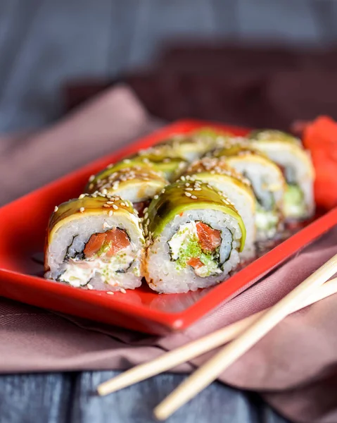 Rollo Sushi Uramaki Dragón Verde Con Anguila Ahumada Unagi Cubierto — Foto de Stock