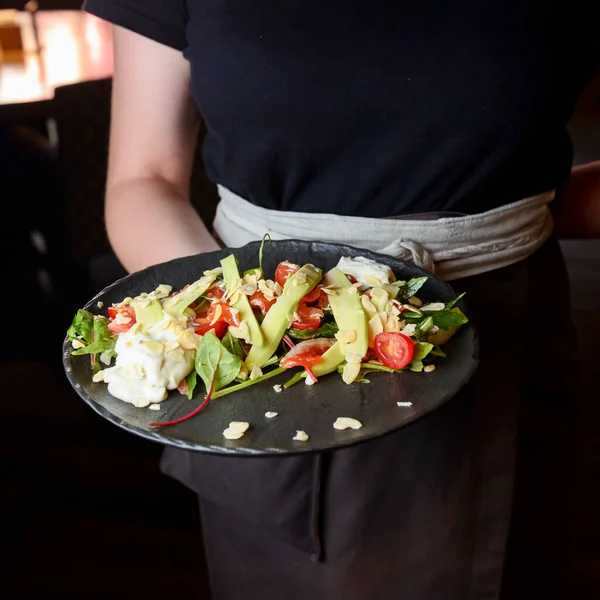 Salada Salmão Defumada Com Verduras Mistas Abacate Nozes Rúcula Fresca — Fotografia de Stock