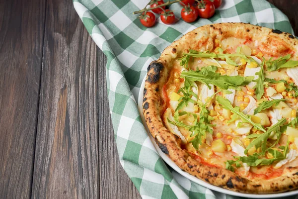 Pizza Con Pechuga Pollo Piña Queso Mozzarella Servido Una Tabla —  Fotos de Stock