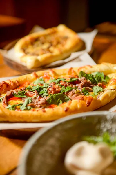 Hermosos Pasteles Abiertos Khachapuri Con Carne Champiñones Relleno Servido Una — Foto de Stock