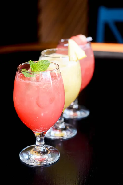 Bevande Alcoliche Alla Frutta Sul Tavolo Servite Nel Ristorante Bevande — Foto Stock