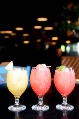 Lokantada servis edilen meyveli alkollü içecekler. Büyük bardakta tatlı içecekler. Parti konsepti.