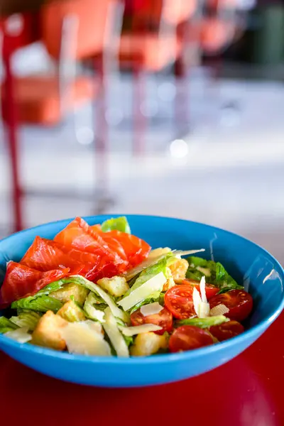 Salada Mista Servida Uma Tigela Azul Uma Mesa Vermelha Dentro — Fotografia de Stock