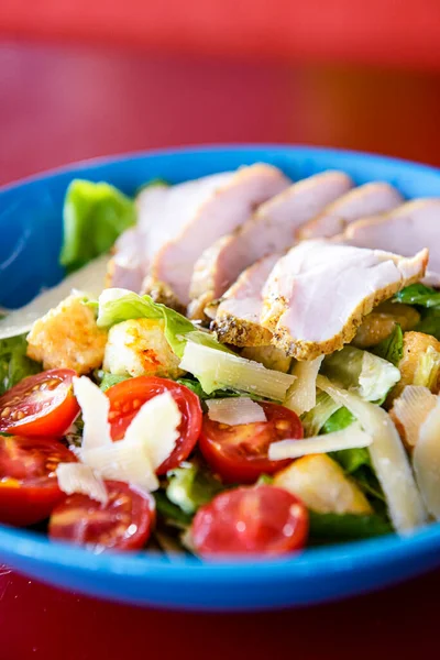 Salada Mista Servida Uma Tigela Azul Uma Mesa Vermelha Dentro — Fotografia de Stock