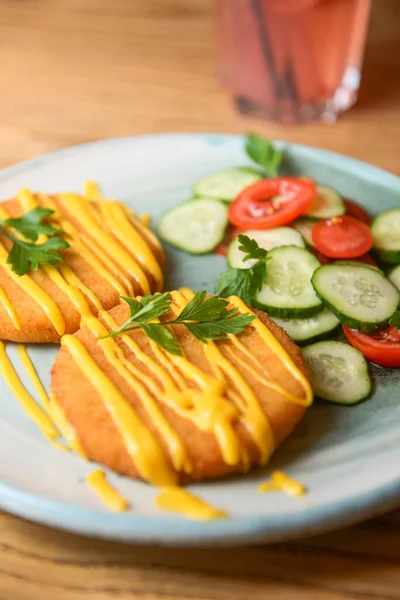 Potatishashbrowns Med Grönsakssallad Och Jordgubbsdryck Bakgrunden Inne Restaurang Äta Ute — Stockfoto