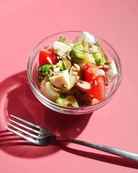 Salada Brócolis Tomate Feta Com Cogumelos Servidos Uma Tigela Pequena — Fotografia de Stock