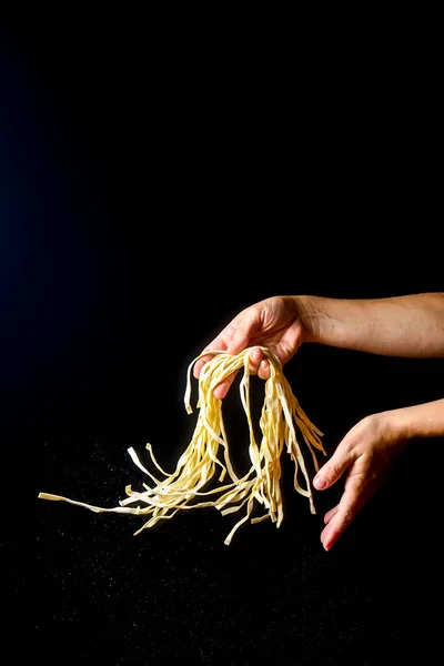 Χέρι Ρίχνουν Noodles Αυγό Σκούρο Φόντο Πετώντας Μαγειρεμένα Ζυμαρικά Στα — Φωτογραφία Αρχείου