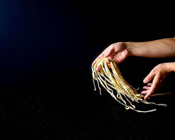 Hand Gooien Noedels Donkere Achtergrond Flying Gekookte Pasta Handen Zwart — Stockfoto