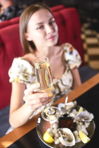 Красивая Сексуальная Брюнетка Дорогом Ресторане Ест Устрицы Пьет Шампанское Ешьте — стоковое фото