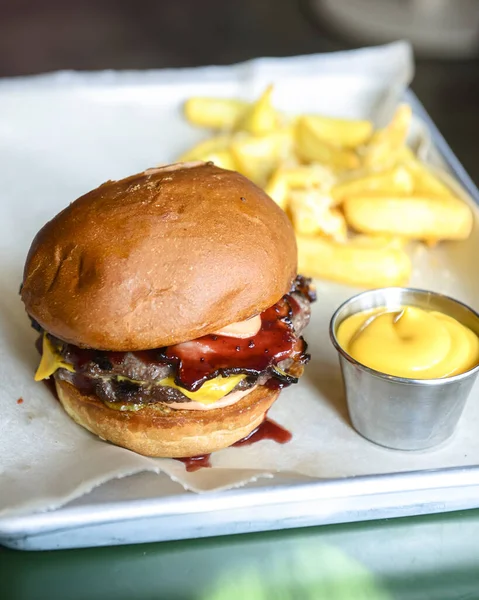 Slaninový Burger Hovězím Masem Tácu Podávaný Hranolkama Sýrovou Omáčkou Rychlé — Stock fotografie