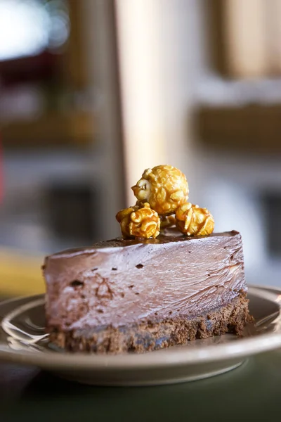 Chocolate Cheesecake Slice Caramel Popcorn Top White Plate Restaurant Cafe — Stock Photo, Image