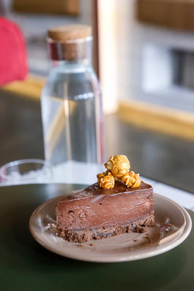 Chocolate Cheesecake Slice Caramel Popcorn Top White Plate Restaurant Cafe — Stock Photo, Image