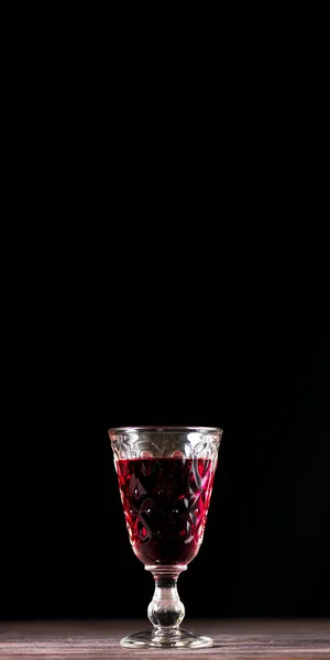 Piros Borospohár Fekete Háttérrel Gyönyörű Üveg Grúz Stílusban Vörösborral Töltve — Stock Fotó