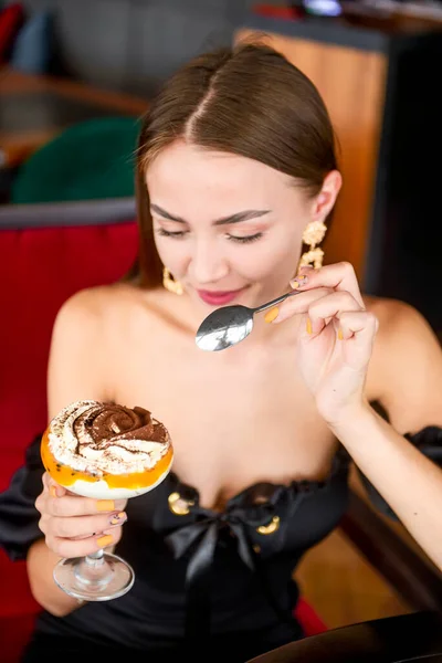 Mulher Morena Sexy Bonita Restaurante Café Com Sobremesa Tiramisu Sorvete — Fotografia de Stock