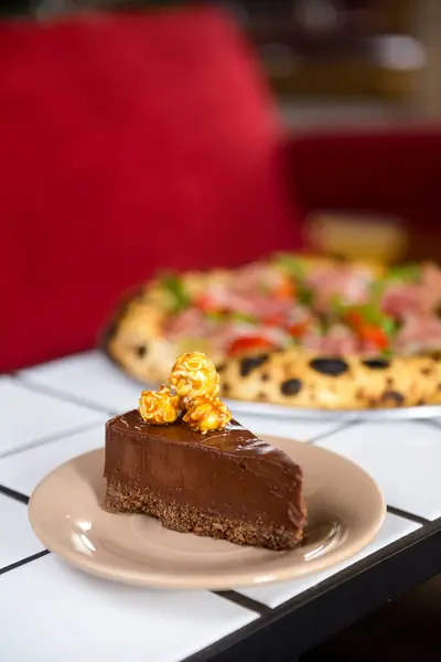 Chocolate Cheesecake Slice Caramel Popcorn Top White Plate Restaurant Cafe — Stock Photo, Image