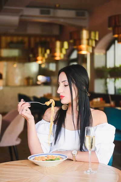 Прекрасная Молодая Брюнетка Итальянской Едой Красивая Женщина Итальянском Ресторане Ест — стоковое фото